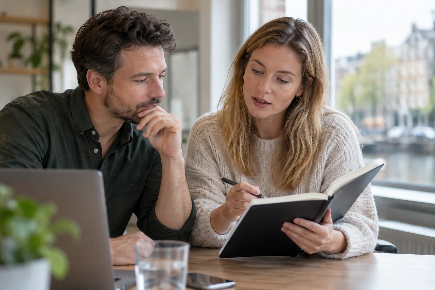 Twee mensen bekijken feedback op een tablet